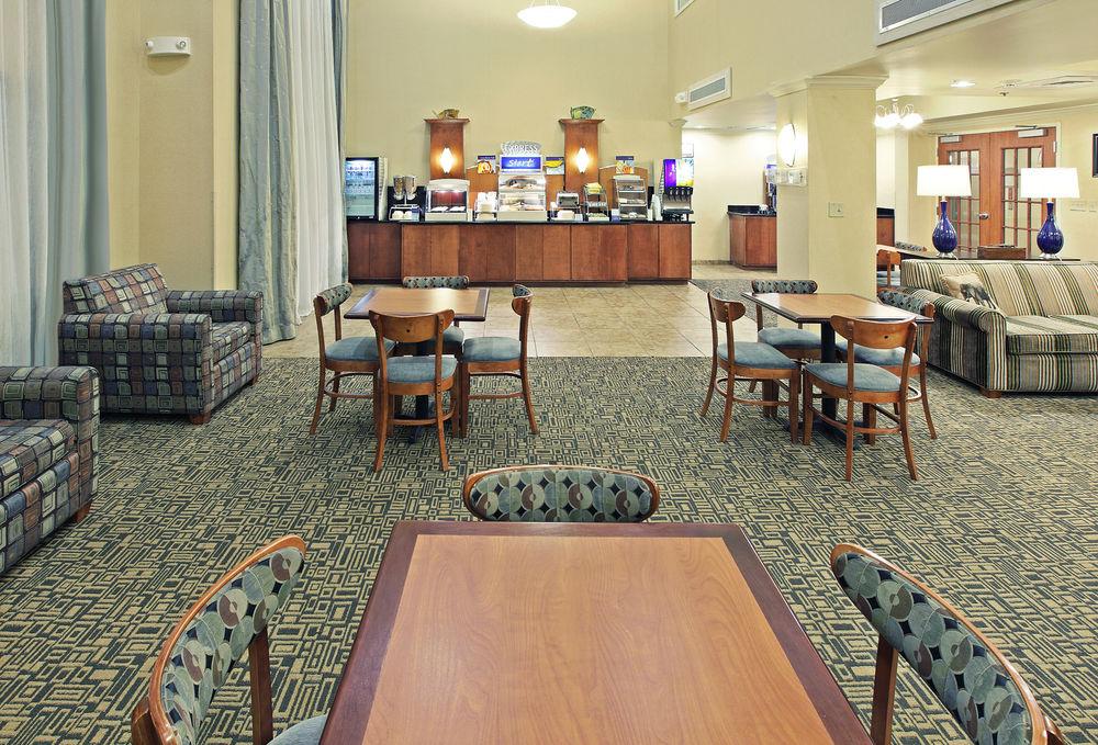 Holiday Inn Express & Suites Pine Bluff/Pines Mall By Ihg Exterior photo