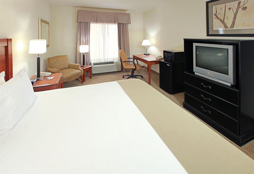 Holiday Inn Express & Suites Pine Bluff/Pines Mall By Ihg Room photo