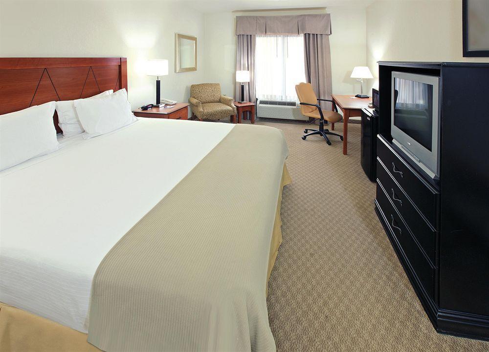 Holiday Inn Express & Suites Pine Bluff/Pines Mall By Ihg Room photo