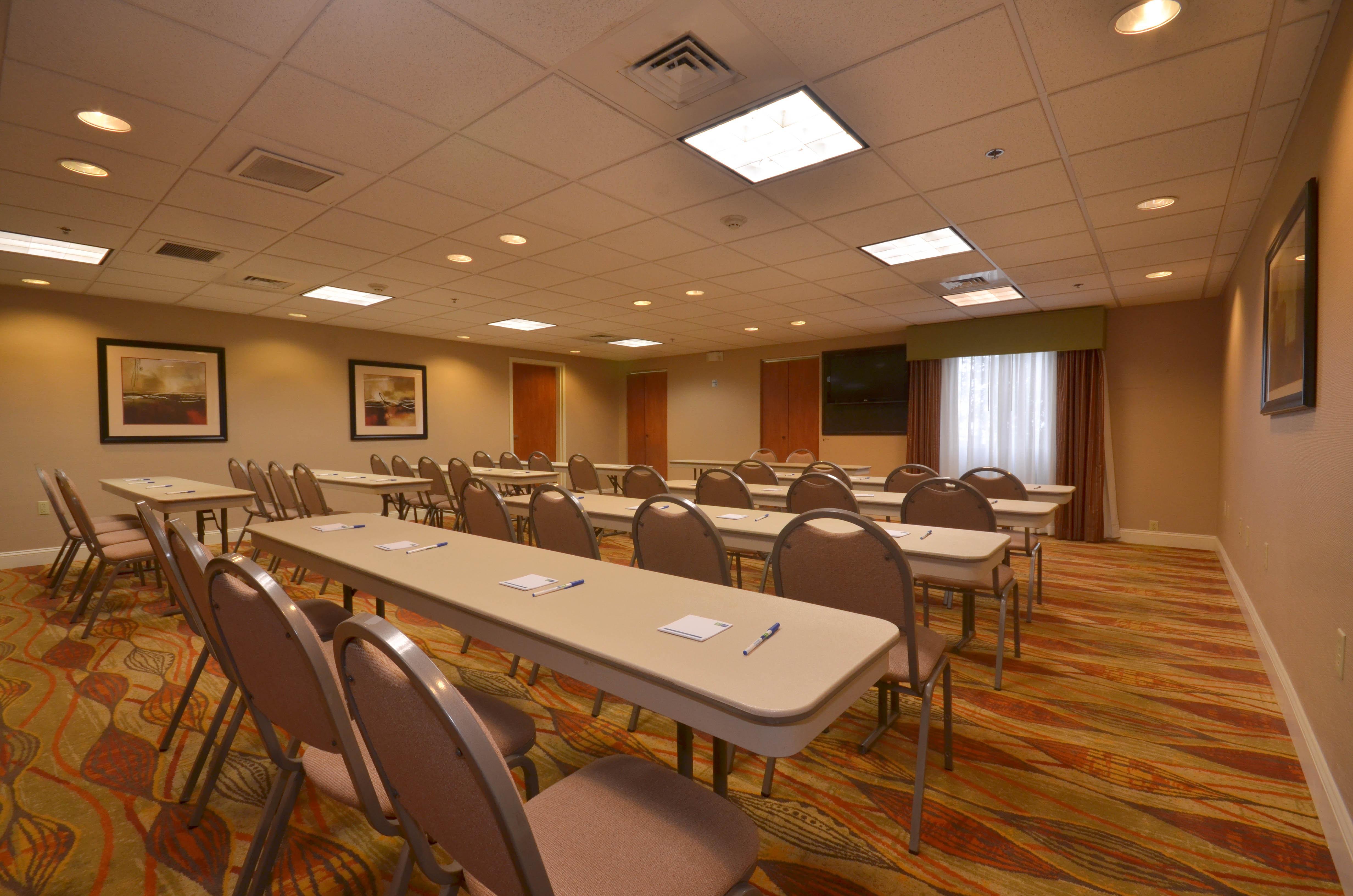 Holiday Inn Express & Suites Pine Bluff/Pines Mall By Ihg Exterior photo