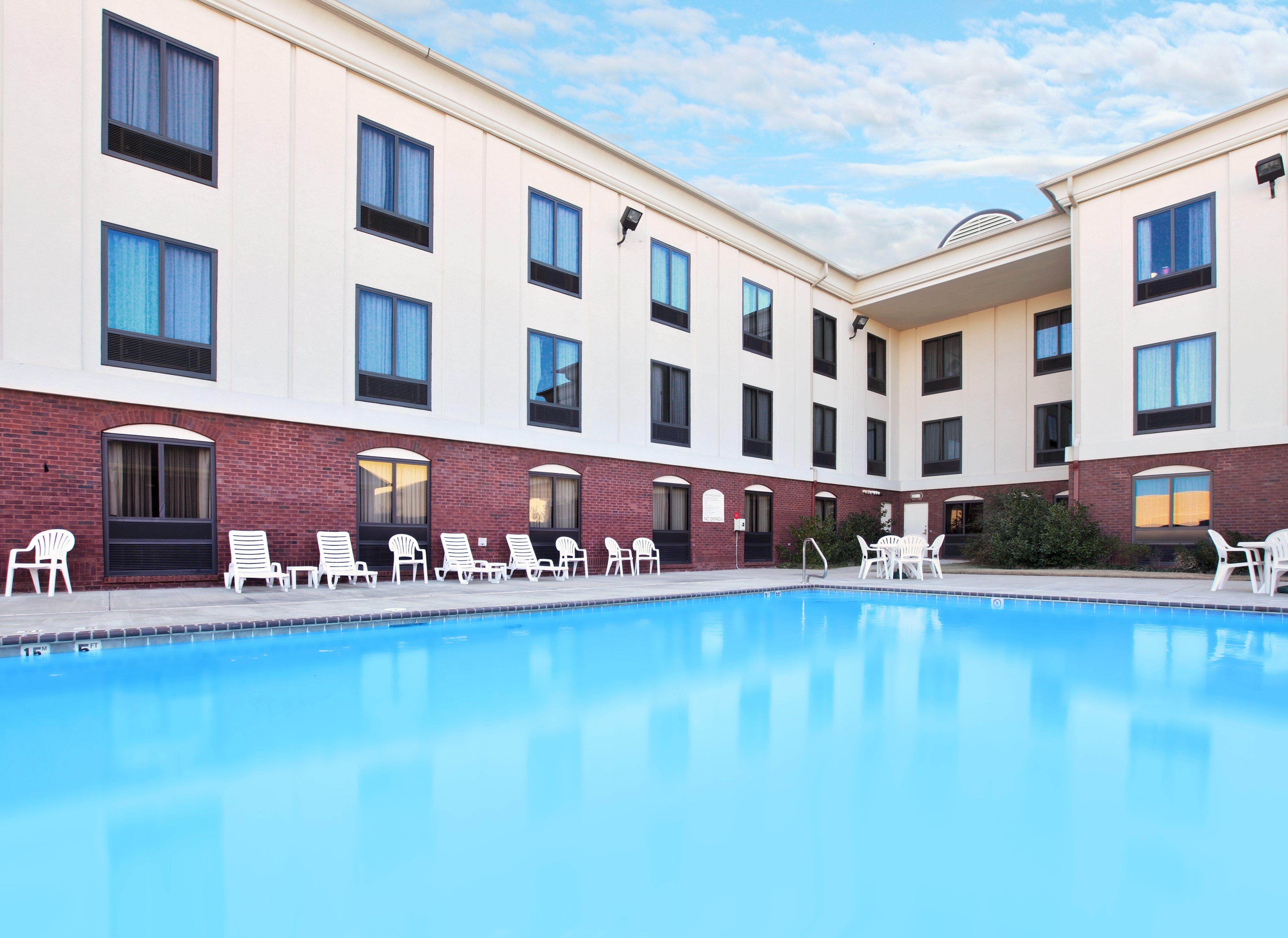 Holiday Inn Express & Suites Pine Bluff/Pines Mall By Ihg Exterior photo
