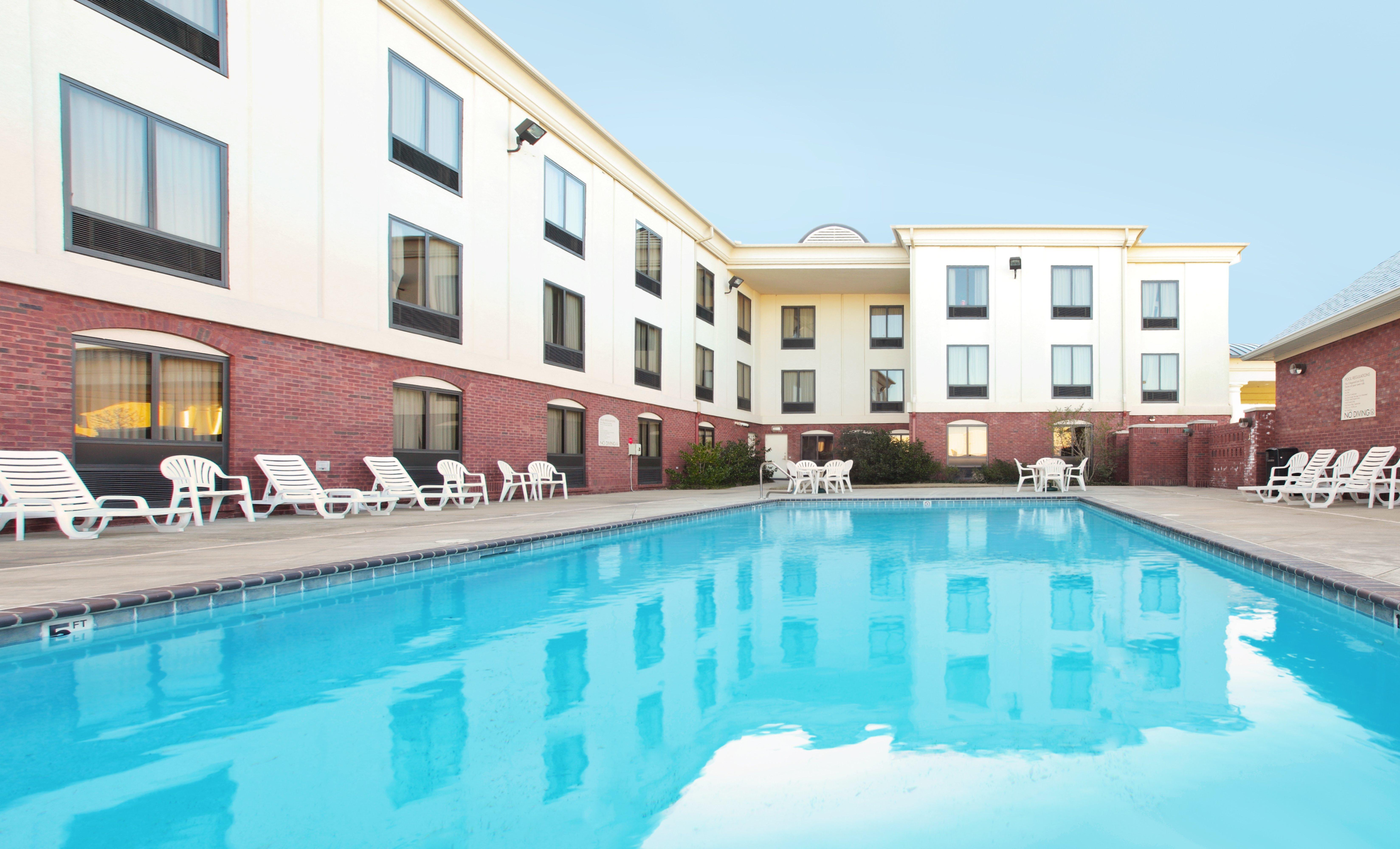 Holiday Inn Express & Suites Pine Bluff/Pines Mall By Ihg Exterior photo