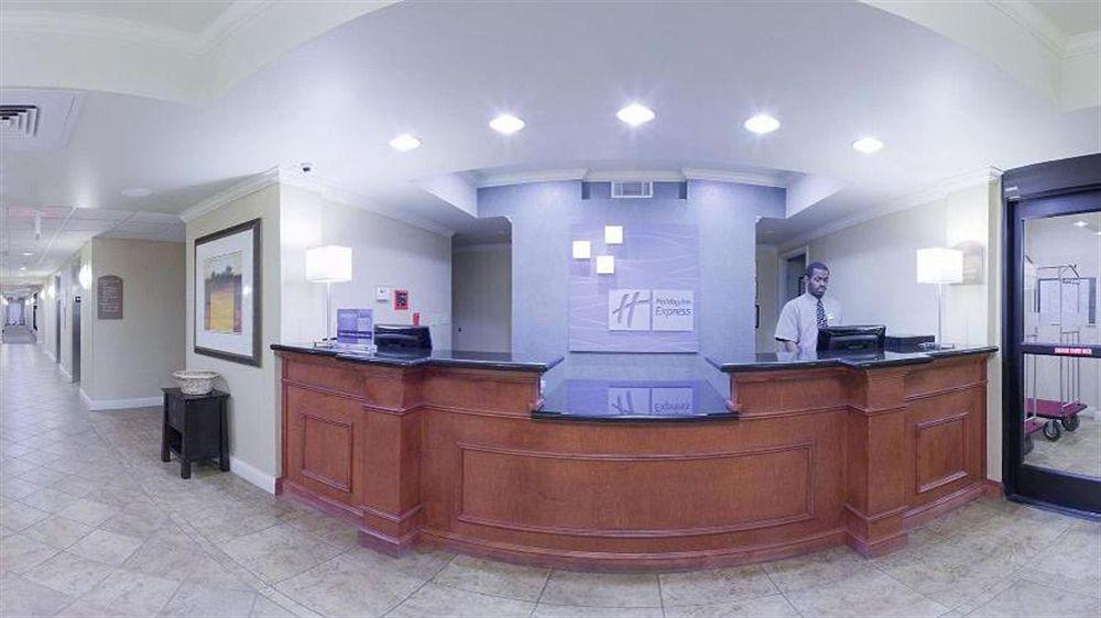 Holiday Inn Express & Suites Pine Bluff/Pines Mall By Ihg Exterior photo