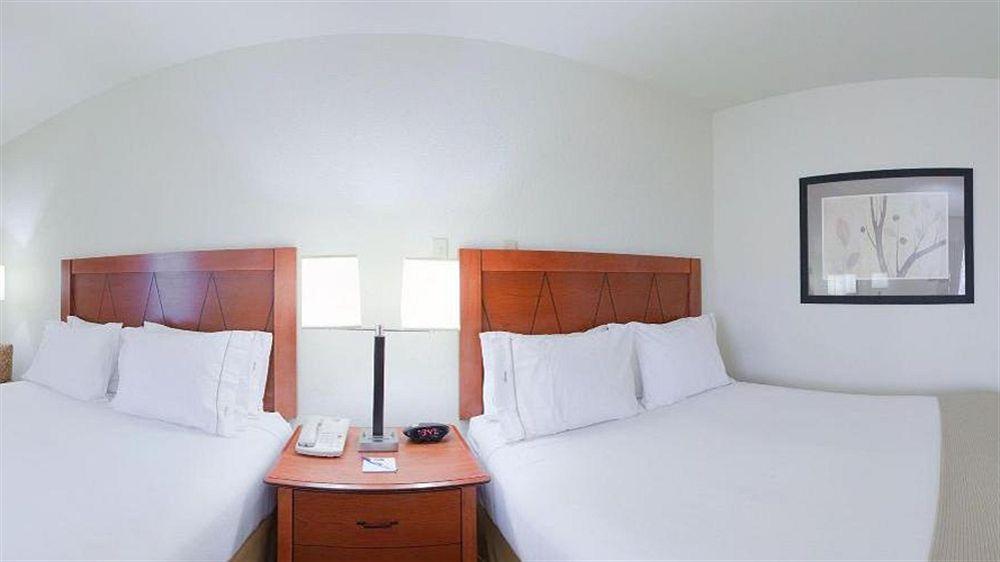 Holiday Inn Express & Suites Pine Bluff/Pines Mall By Ihg Exterior photo